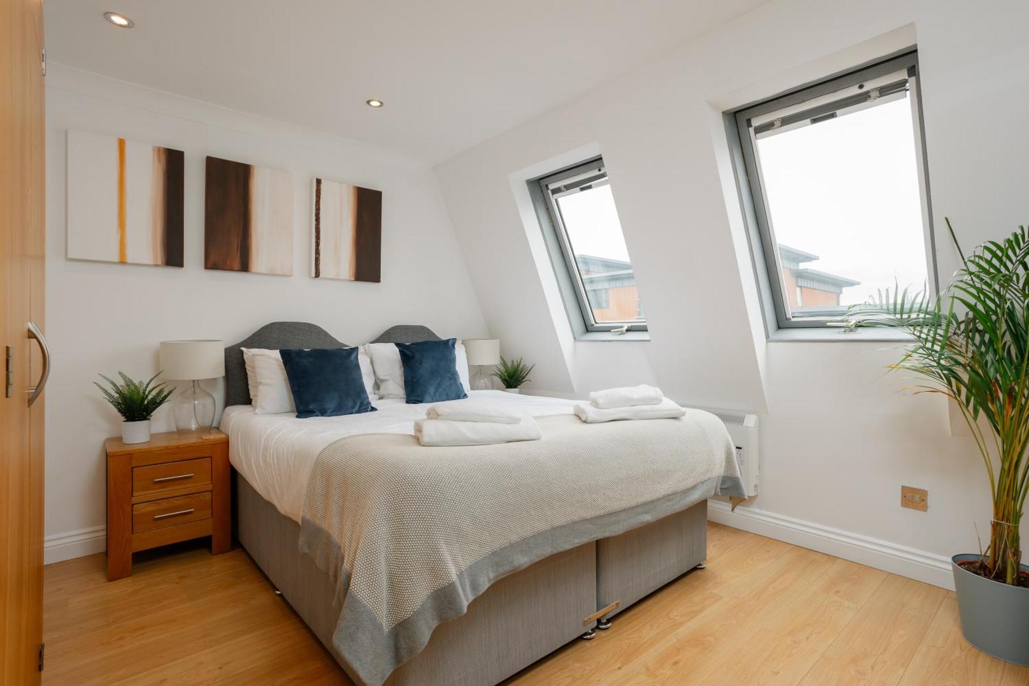 Starhost Residences - Central 3 Bed Apartment At Regents Court, Newbury Newbury  Exterior photo