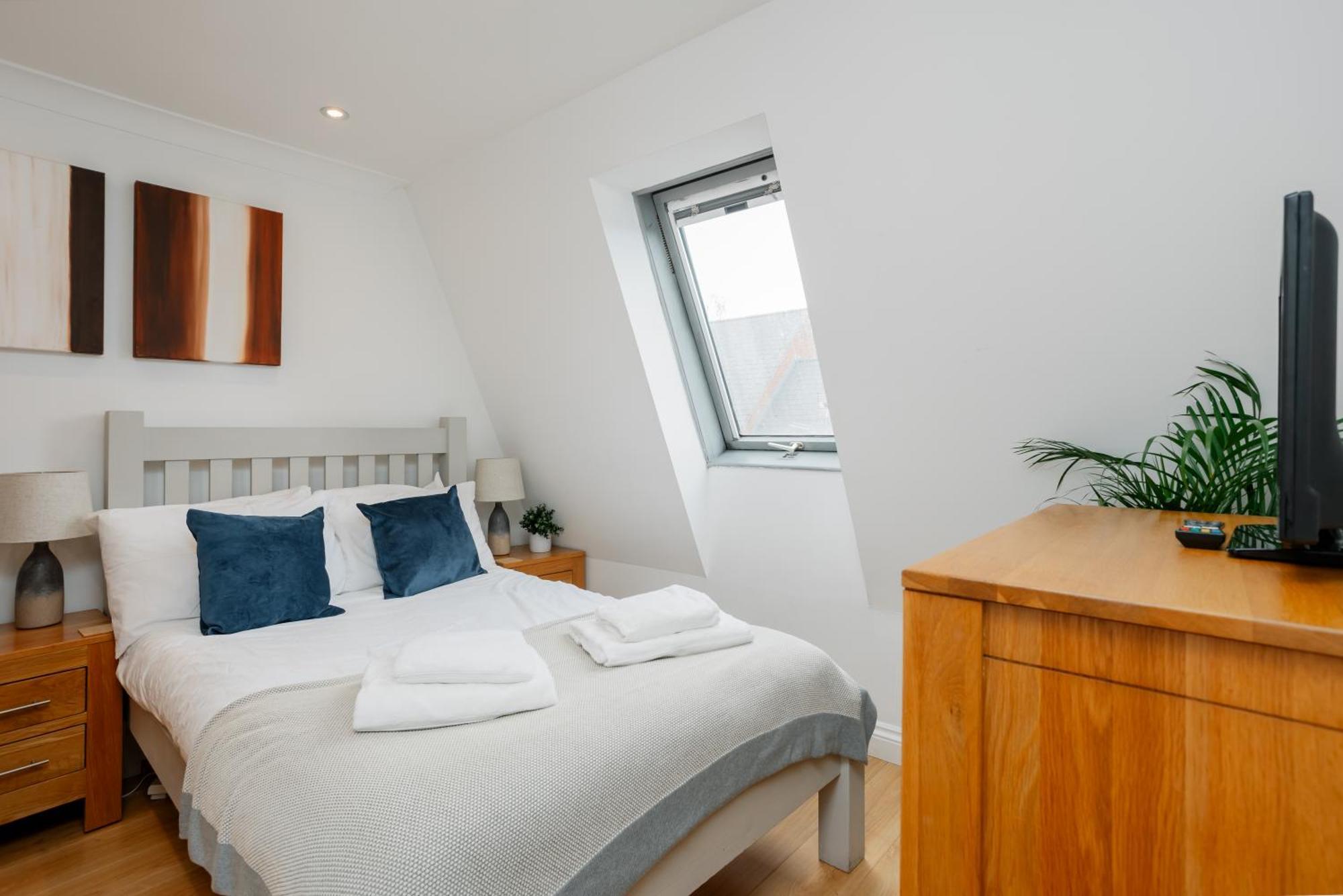 Starhost Residences - Central 3 Bed Apartment At Regents Court, Newbury Newbury  Exterior photo
