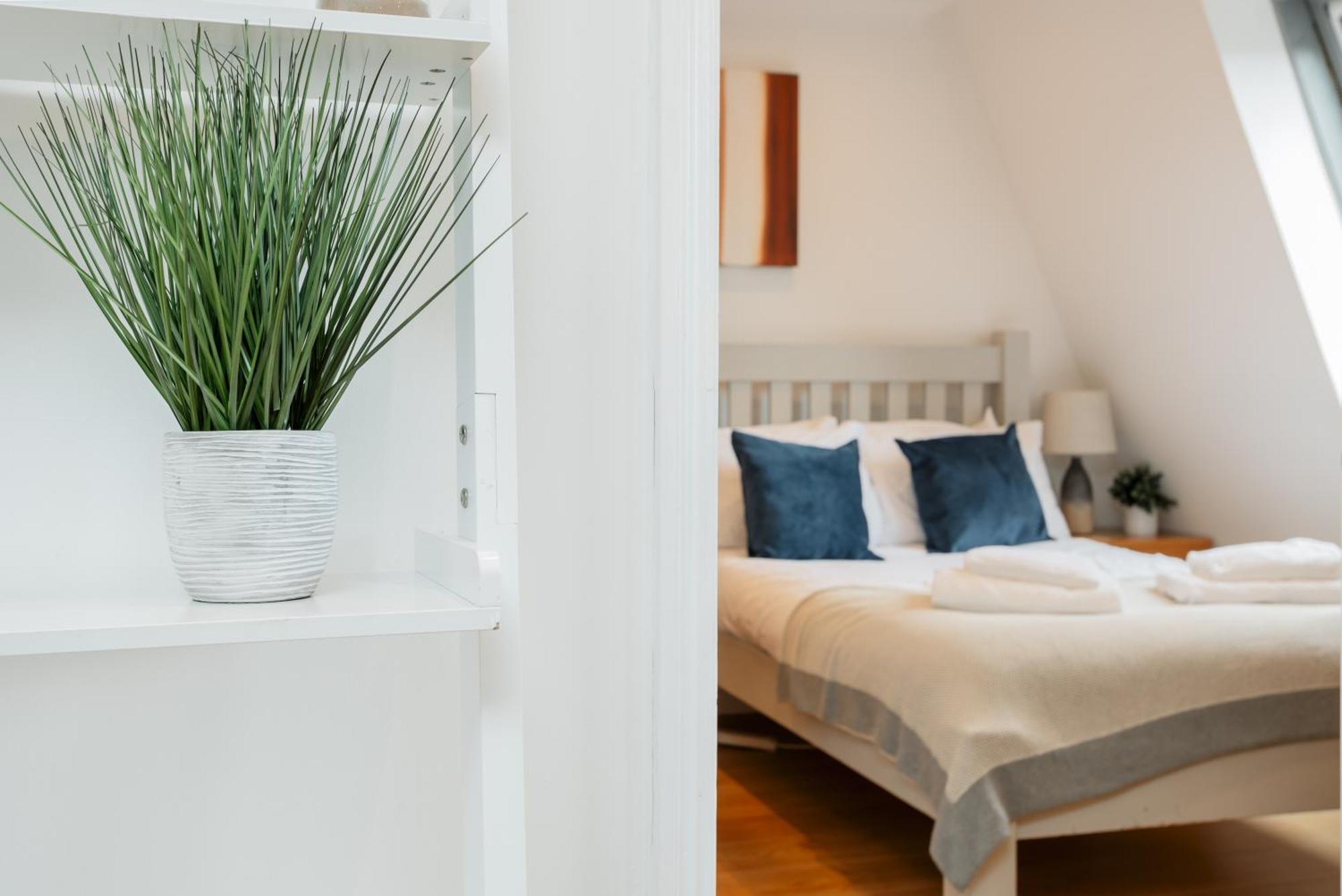Starhost Residences - Central 3 Bed Apartment At Regents Court, Newbury Newbury  Exterior photo
