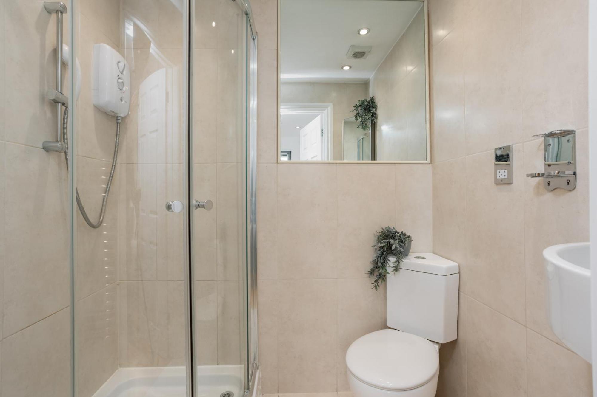 Starhost Residences - Central 3 Bed Apartment At Regents Court, Newbury Newbury  Exterior photo