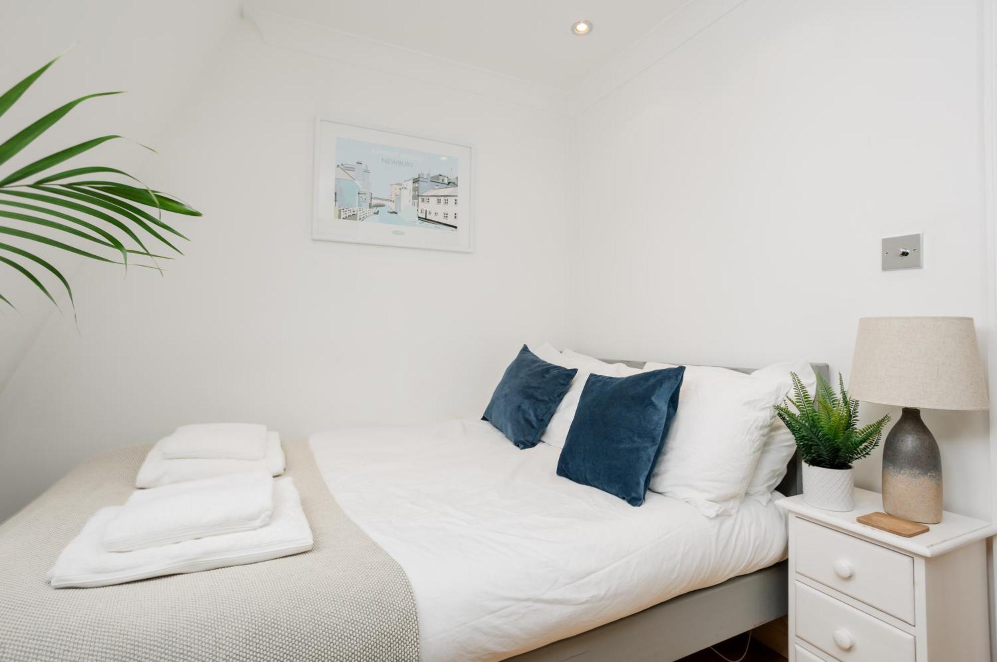 Starhost Residences - Central 3 Bed Apartment At Regents Court, Newbury Newbury  Exterior photo